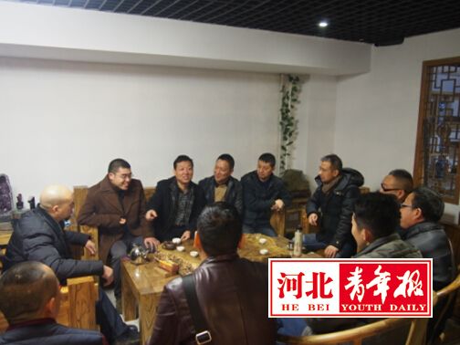 9月20日，由本報(bào)《經(jīng)濟(jì)圈》周刊聯(lián)合河北省收藏家協(xié)會(huì)根雕專業(yè)委員會(huì)及河北物華拍賣行有限公司共同舉辦的“首屆中國根雕收藏品拍賣會(huì)”活動(dòng)將于河北省石家莊市南二環(huán)的古韻文化廣場C座負(fù)一層年年榆古典家具會(huì)館盛大開幕。從今日起，來自全國多個(gè)省市的根雕精品陸續(xù)展出。